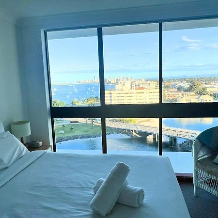 Broadwater Shores Waterfront Apartments โกลด์โคสต์ ภายนอก รูปภาพ
