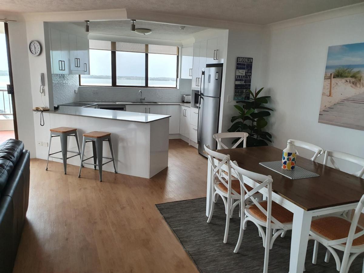 Broadwater Shores Waterfront Apartments โกลด์โคสต์ ภายนอก รูปภาพ