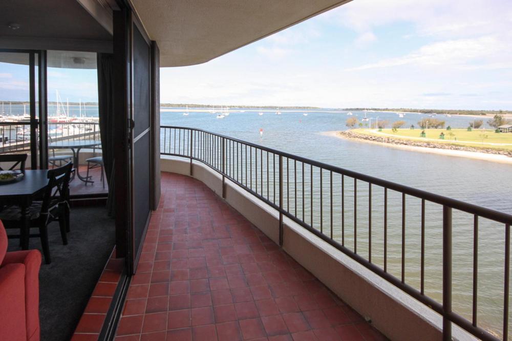 Broadwater Shores Waterfront Apartments โกลด์โคสต์ ภายนอก รูปภาพ