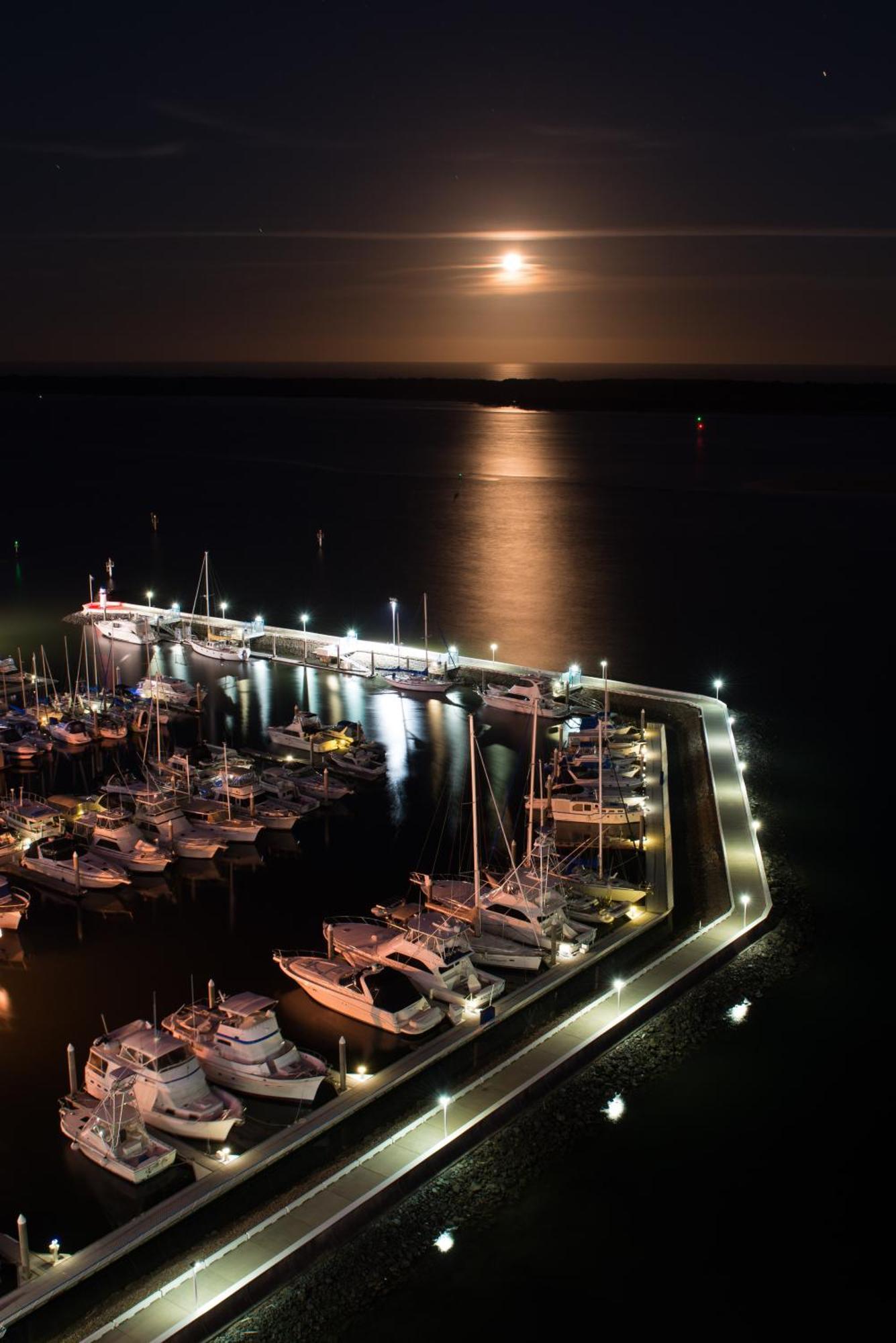 Broadwater Shores Waterfront Apartments โกลด์โคสต์ ภายนอก รูปภาพ