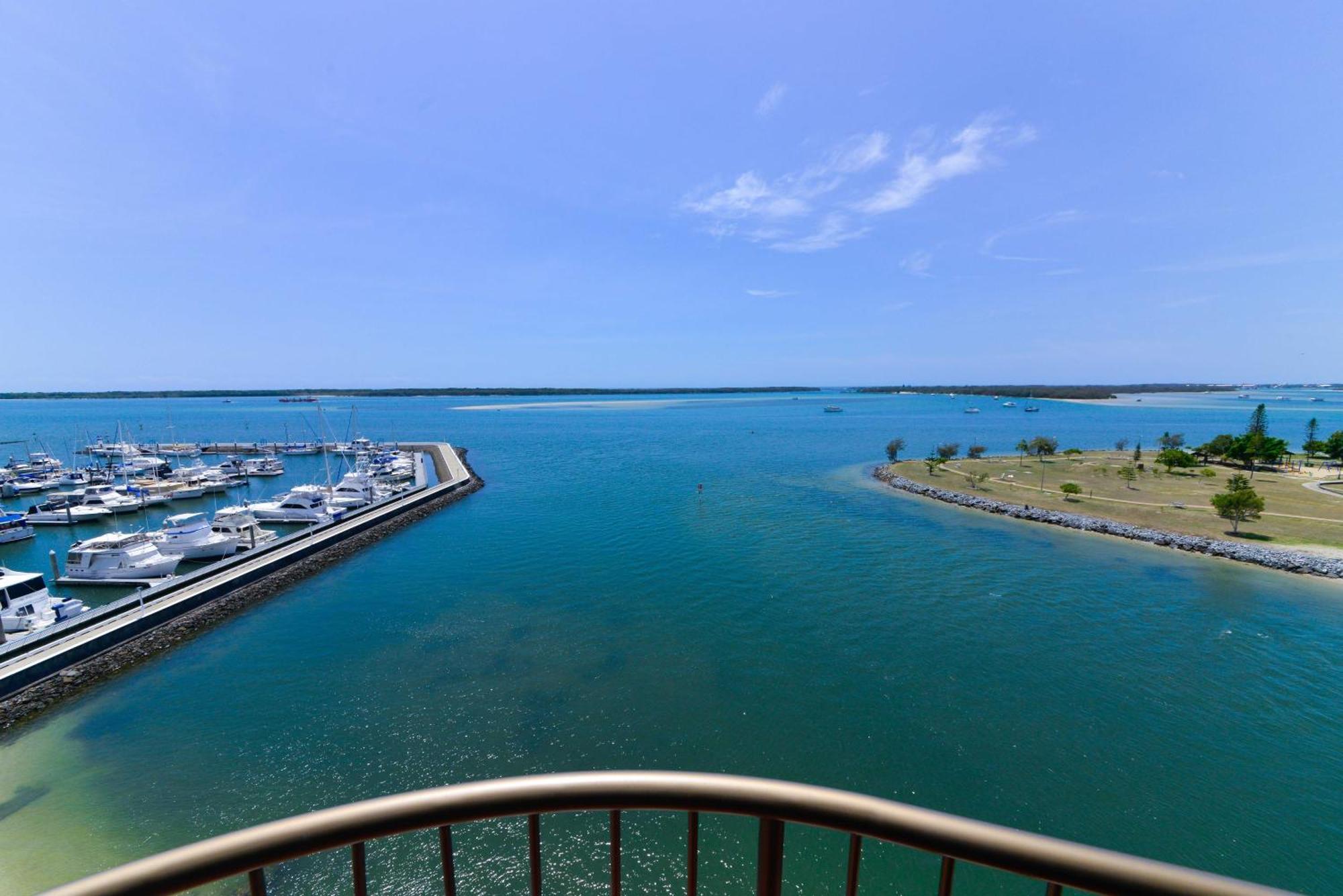 Broadwater Shores Waterfront Apartments โกลด์โคสต์ ภายนอก รูปภาพ