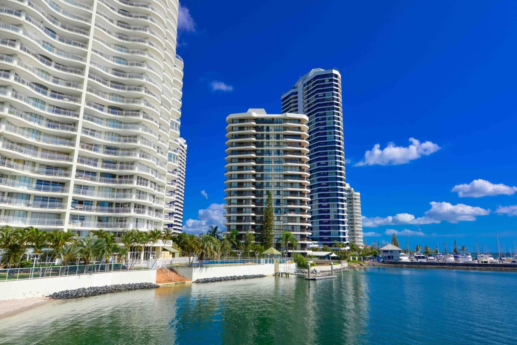 Broadwater Shores Waterfront Apartments โกลด์โคสต์ ภายนอก รูปภาพ