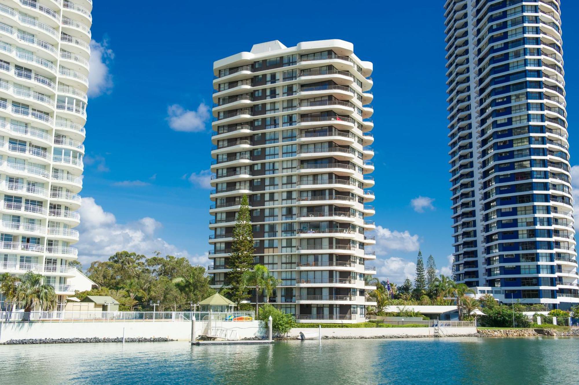 Broadwater Shores Waterfront Apartments โกลด์โคสต์ ภายนอก รูปภาพ