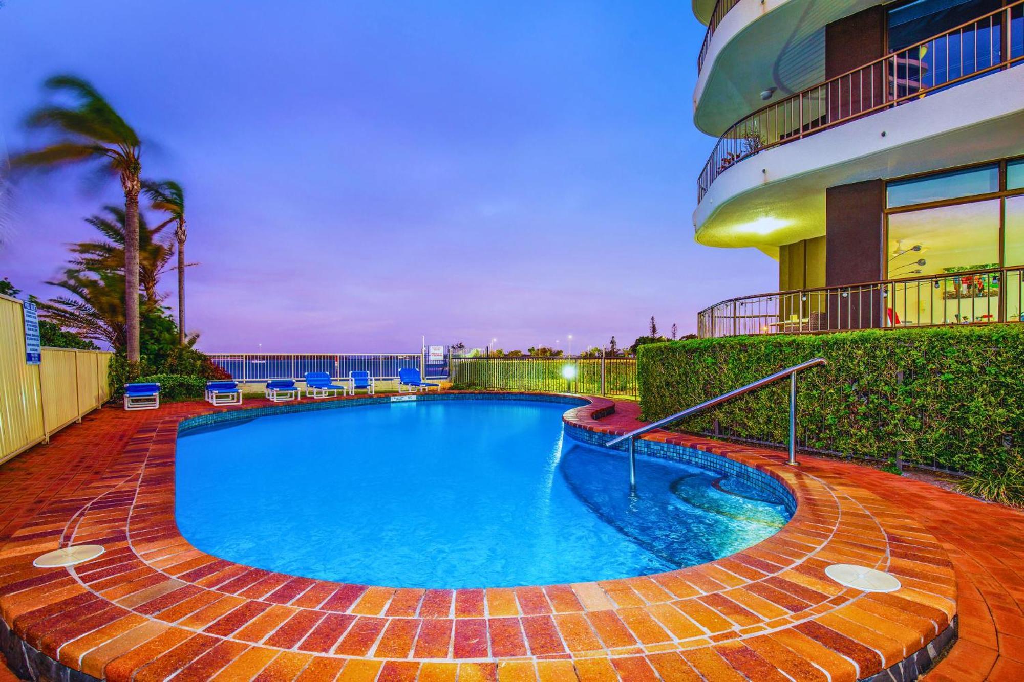 Broadwater Shores Waterfront Apartments โกลด์โคสต์ ภายนอก รูปภาพ