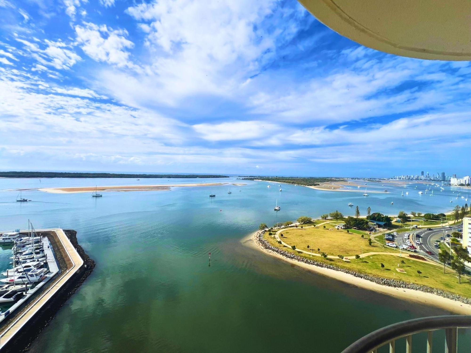 Broadwater Shores Waterfront Apartments โกลด์โคสต์ ภายนอก รูปภาพ