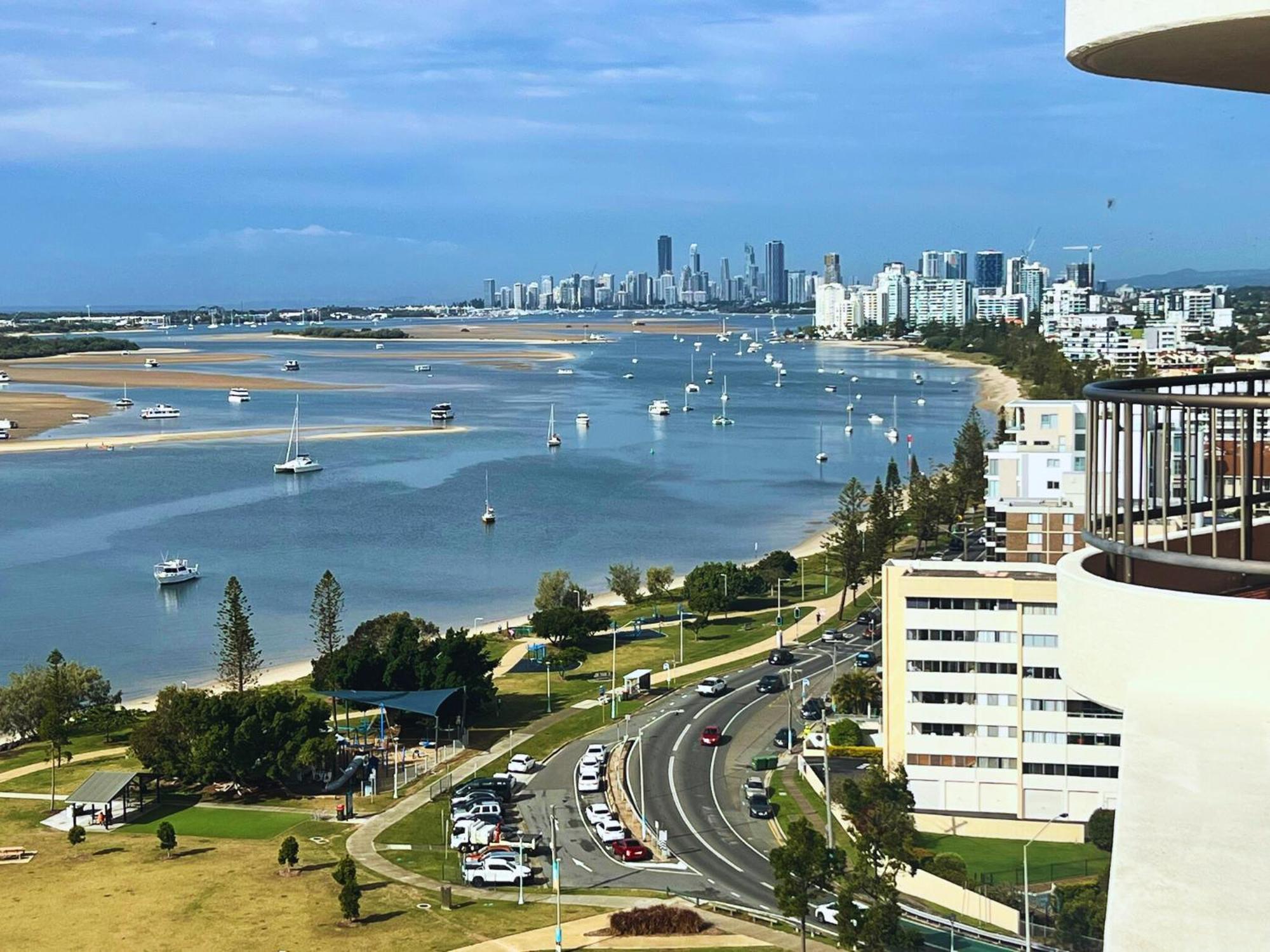 Broadwater Shores Waterfront Apartments โกลด์โคสต์ ภายนอก รูปภาพ