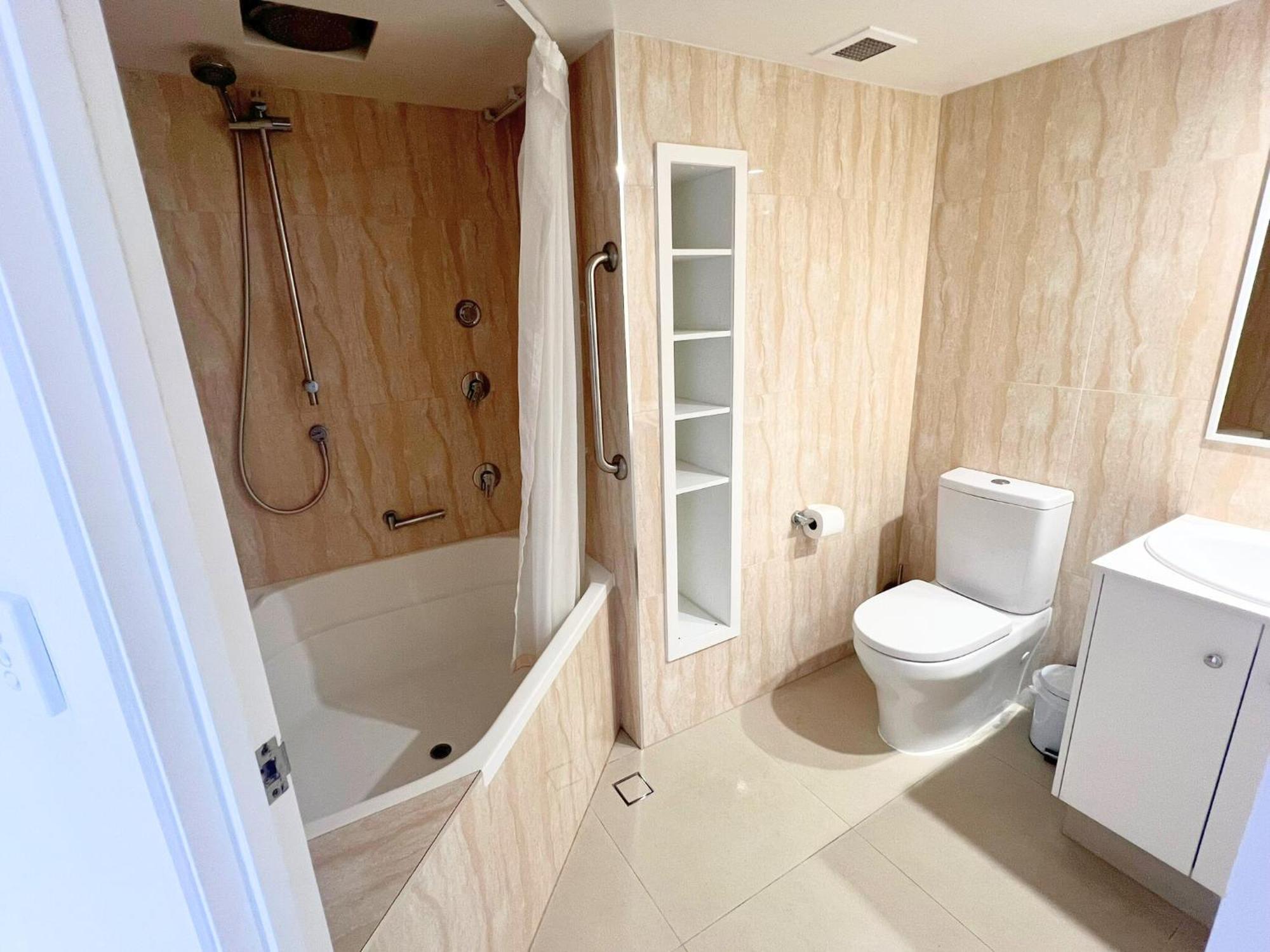 Broadwater Shores Waterfront Apartments โกลด์โคสต์ ภายนอก รูปภาพ