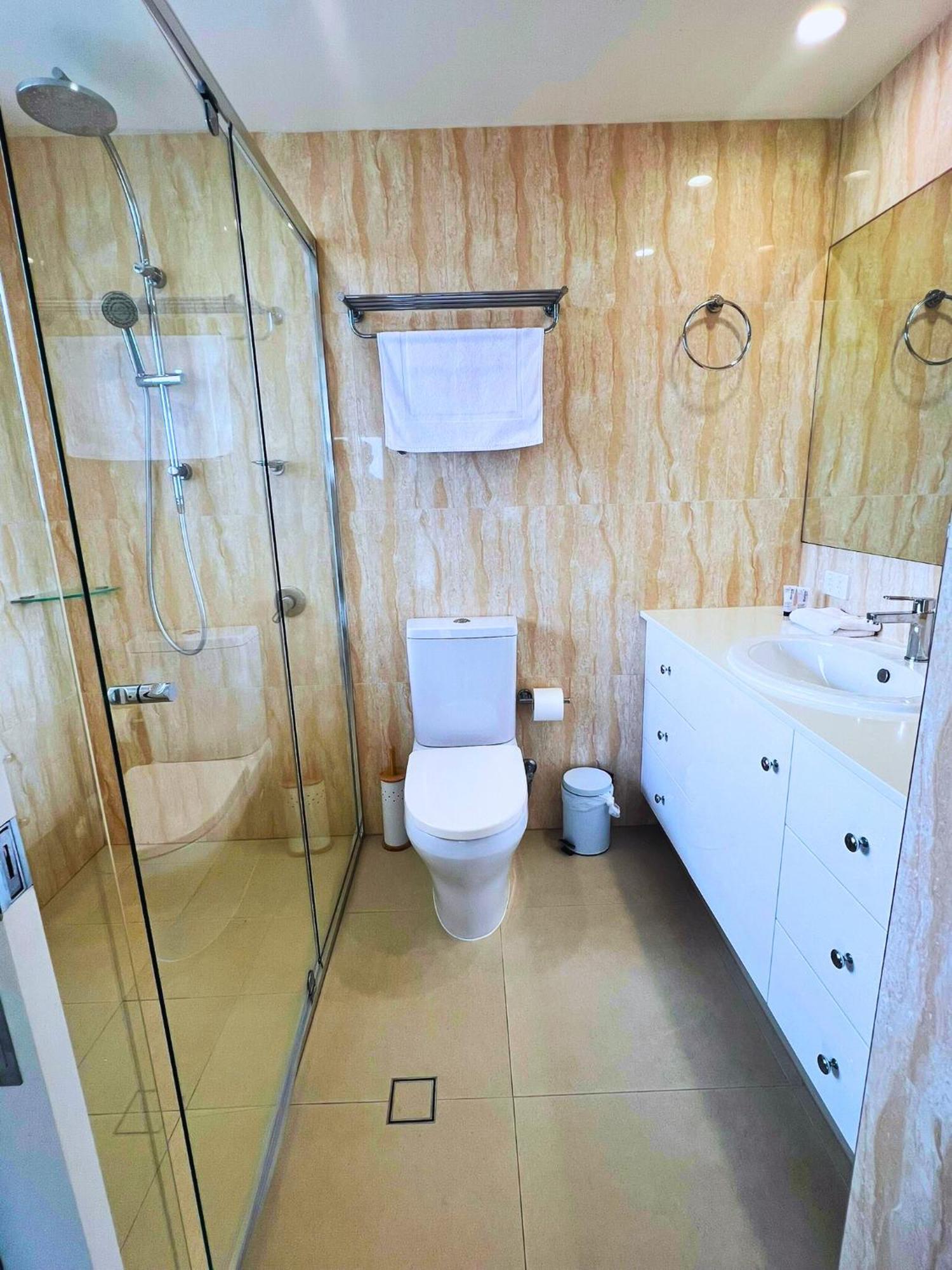 Broadwater Shores Waterfront Apartments โกลด์โคสต์ ภายนอก รูปภาพ