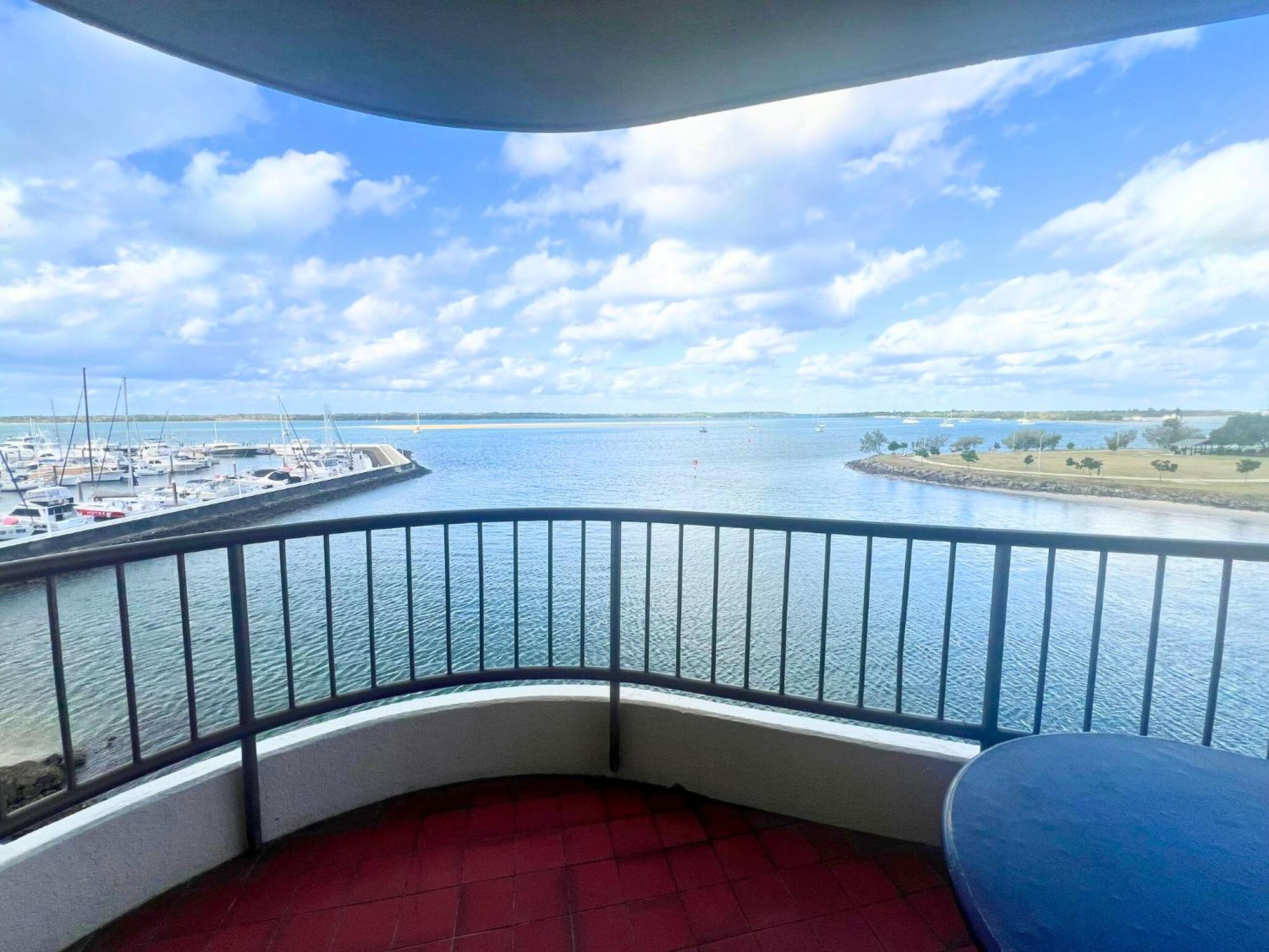 Broadwater Shores Waterfront Apartments โกลด์โคสต์ ภายนอก รูปภาพ