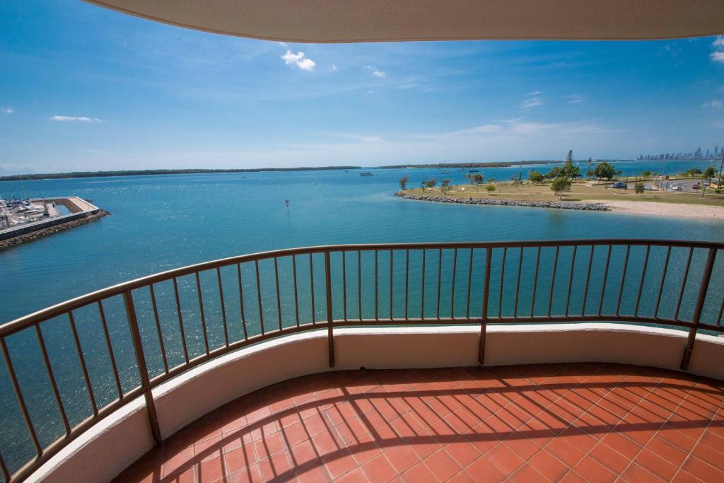 Broadwater Shores Waterfront Apartments โกลด์โคสต์ ภายนอก รูปภาพ