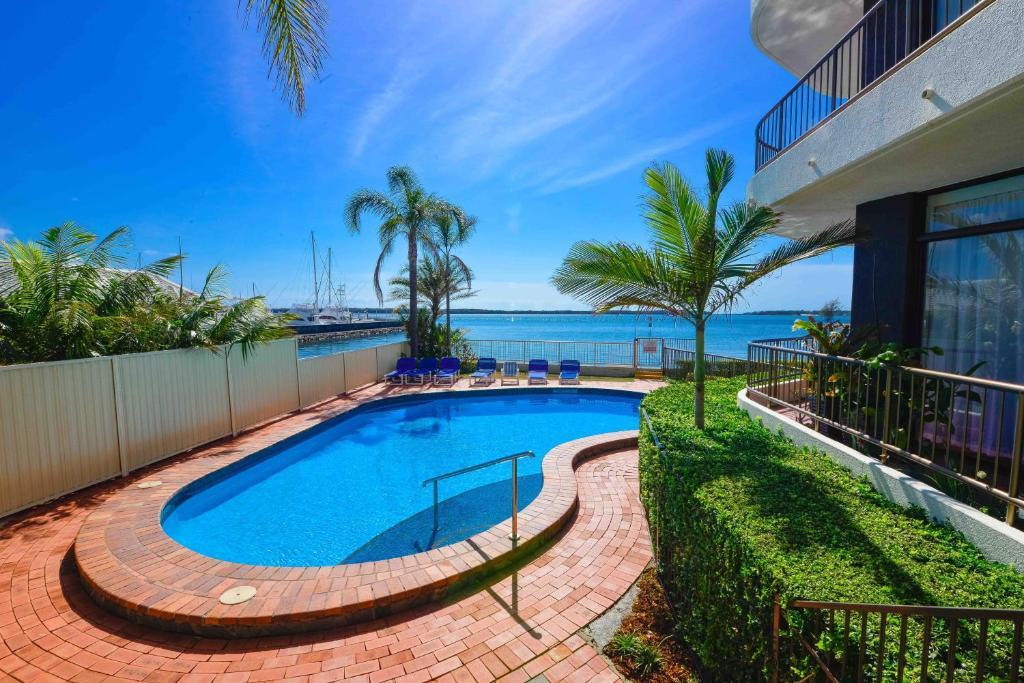 Broadwater Shores Waterfront Apartments โกลด์โคสต์ ภายนอก รูปภาพ