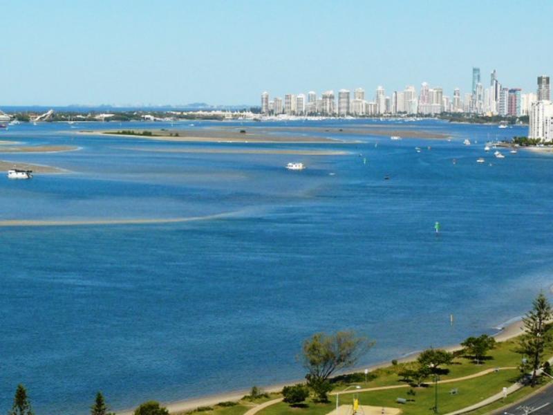 Broadwater Shores Waterfront Apartments โกลด์โคสต์ ภายนอก รูปภาพ