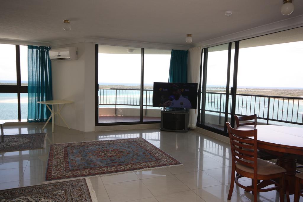 Broadwater Shores Waterfront Apartments โกลด์โคสต์ ภายนอก รูปภาพ