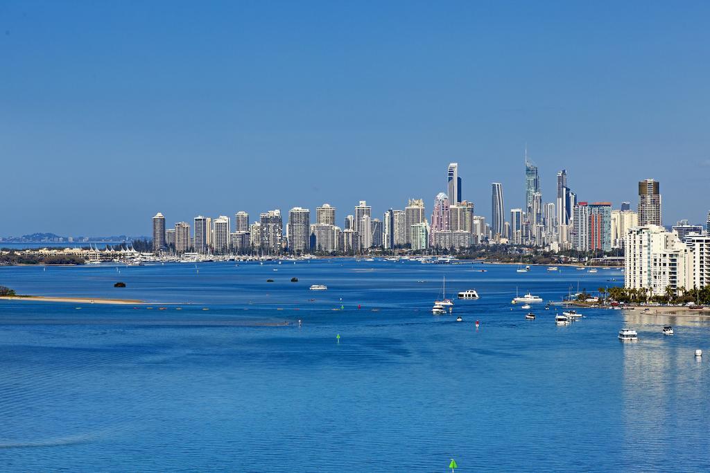 Broadwater Shores Waterfront Apartments โกลด์โคสต์ ภายนอก รูปภาพ
