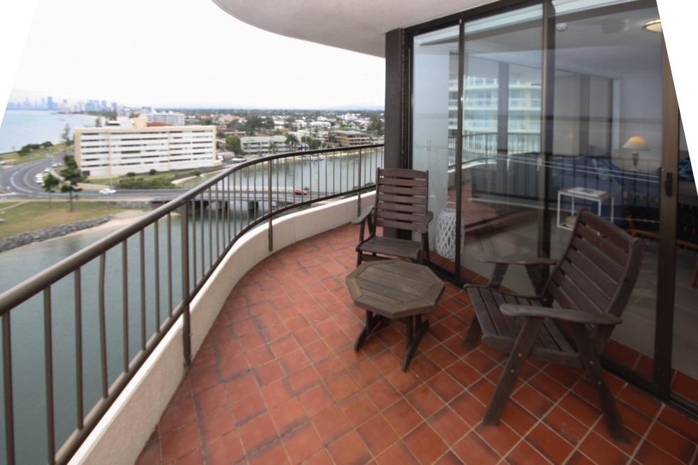 Broadwater Shores Waterfront Apartments โกลด์โคสต์ ภายนอก รูปภาพ