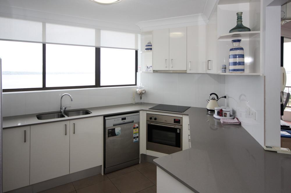 Broadwater Shores Waterfront Apartments โกลด์โคสต์ ภายนอก รูปภาพ