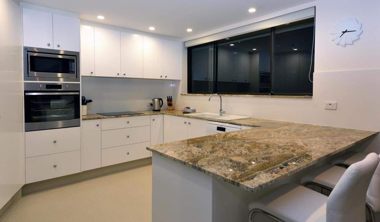 Broadwater Shores Waterfront Apartments โกลด์โคสต์ ภายนอก รูปภาพ