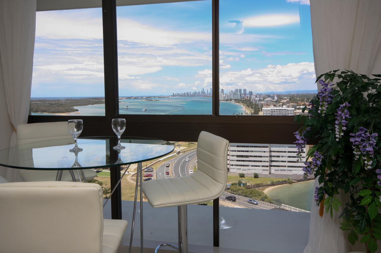 Broadwater Shores Waterfront Apartments โกลด์โคสต์ ภายนอก รูปภาพ