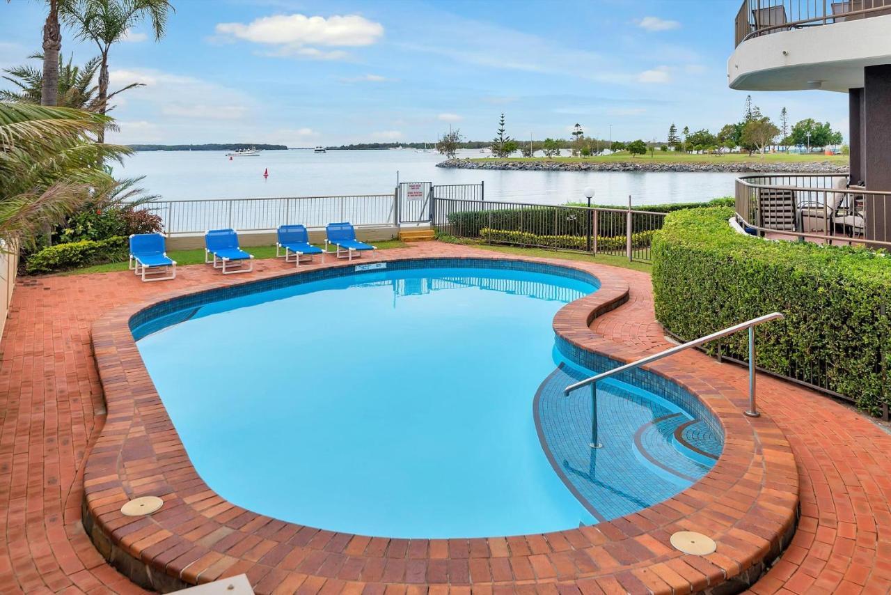 Broadwater Shores Waterfront Apartments โกลด์โคสต์ ภายนอก รูปภาพ